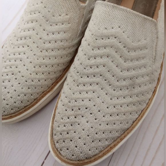 UGG Sammy Chevron Metallic Knit Slip-on Sneakers in Oyster Beige, size 8 - Picture 4 of 16